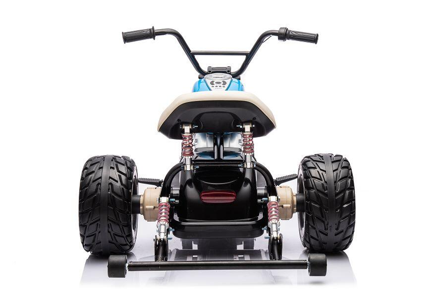 Rückansicht eines blauen Kinder-Elektro-Drift-Trikes mit großen profilierten Rädern und schwarzem Rahmen auf weißem Grund.