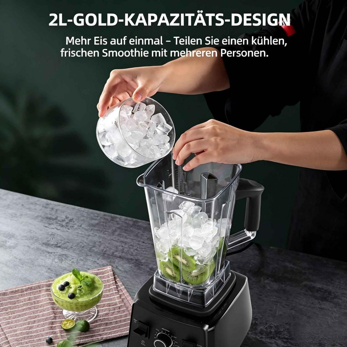 Eine Person gießt Eiswürfel in einen Mixer mit Kiwischeiben auf einer dunklen Arbeitsplatte.