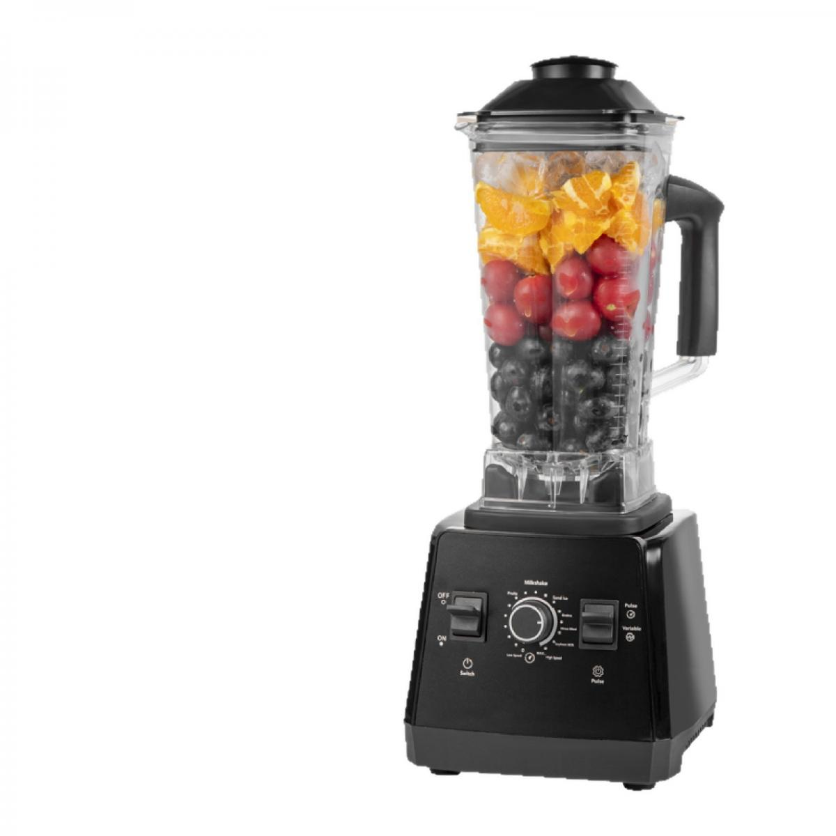 Ein schwarzer Standmixer gefüllt mit Schichten aus schwarzen Oliven, roten Tomaten und Orangenscheiben.