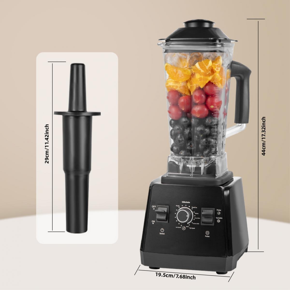 Ein schwarzer Standmixer gefüllt mit Obst und Eis, mit Maßangaben für Mixer und Stopfer.