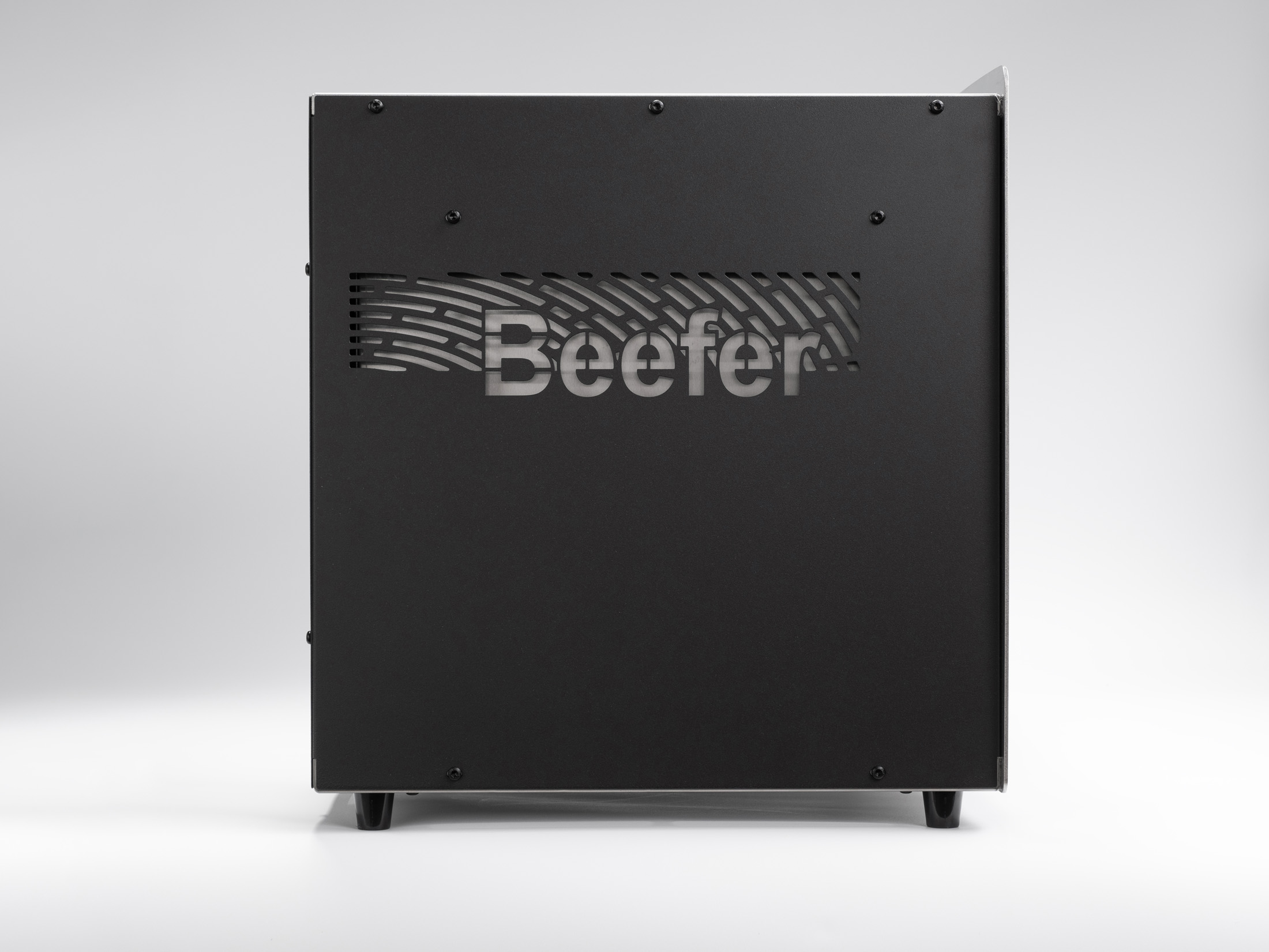 Seitenansicht eines schwarzen Beefer-Geräts mit ausgeschnittenem Logo auf weißer Fläche.