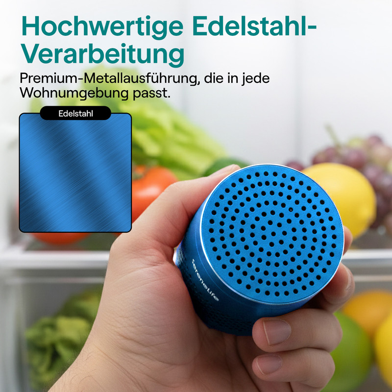 Hand hält blauen runden Lautsprecher vor verschwommenem Hintergrund mit Obst.