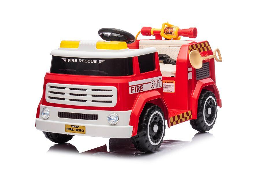 Ein rotes Feuerwehr-Spielzeugauto mit weißer Front, gelben Lichtern, einer kleinen Schaufel und Spielzeug-Feuerlöscher.