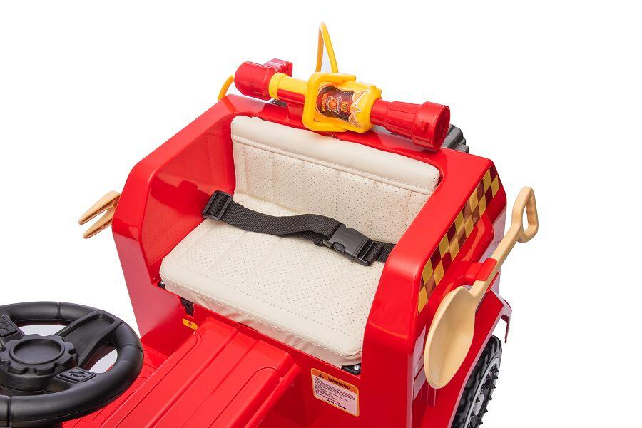 Nahaufnahme eines roten Spielzeugautos mit weißem Sitz, schwarzem Gurt, Lenkrad und angebrachter roter Spielzeug-Feuerwehrspritze.