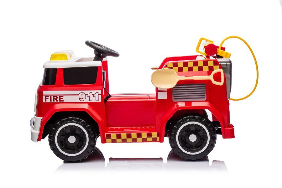 Ein rotes Feuerwehrauto-Spielzeug mit Schaufel und gelbem Schlauch auf weißem Hintergrund.