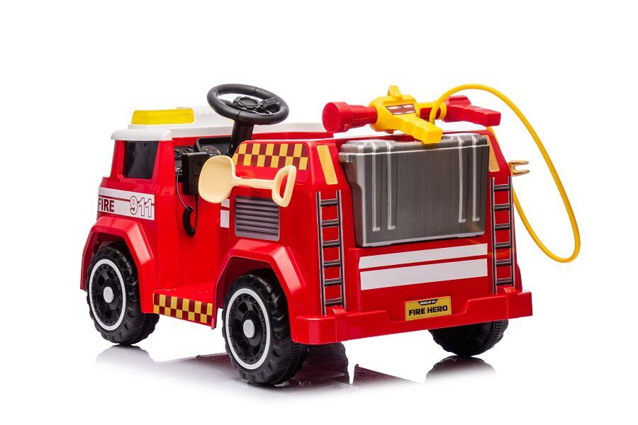 Ein rot-weißes Spielzeug-Feuerwehrauto mit schwarzen Rädern, einer Schaufel und einem gelben Wasserschlauch.