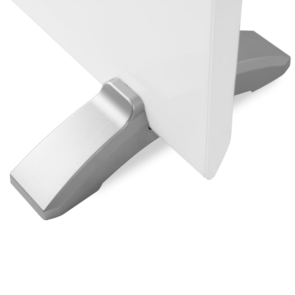 Vista de cerca de un soporte de plástico plateado que sostiene un panel blanco sobre fondo blanco.