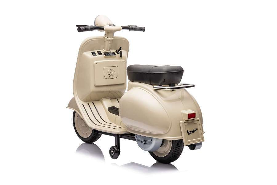Ein beiger Spielzeug-Vespa-Roller mit Stützrädern vor weißem Hintergrund.