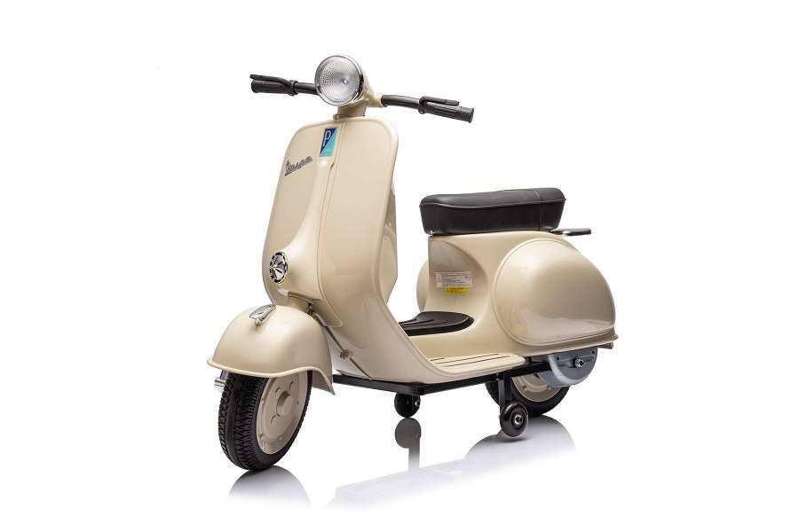 Ein cremefarbener Kinder-Vespa-Roller mit schwarzem Sitz und Stützrädern vor weißem Hintergrund.