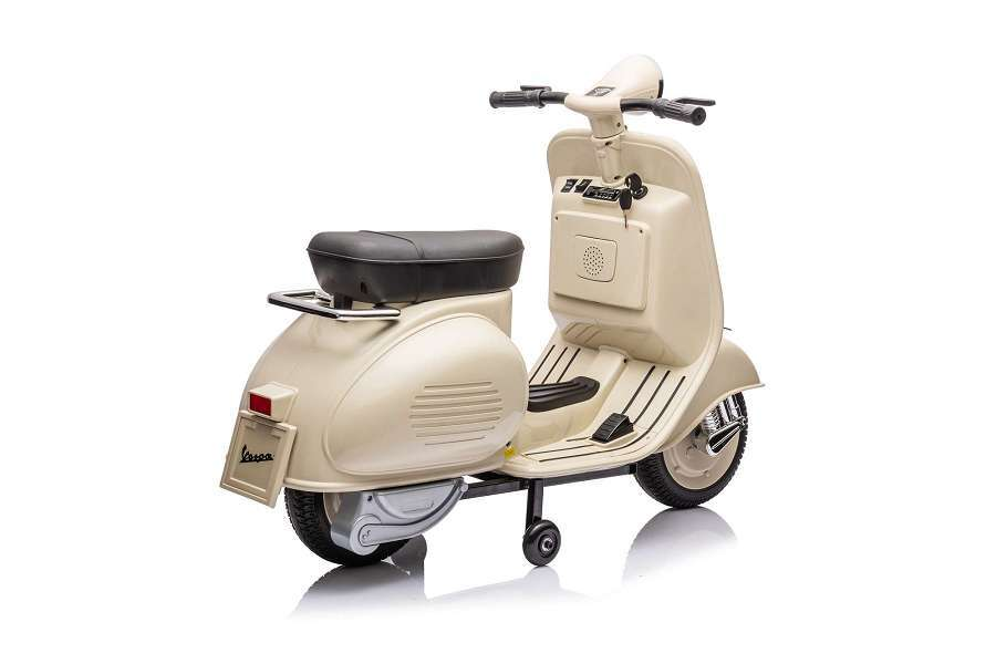 Ein cremefarbener Kinder-Vespa-Roller mit schwarzem Sitz und Stützrädern vor weißem Hintergrund.