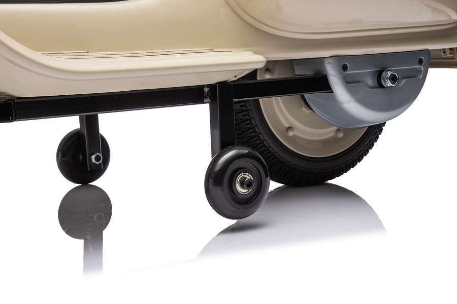 Stützräder montiert am Unterboden eines beigen Rollers.