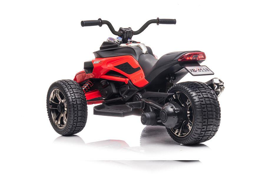 Ein rotes Kinder-Quad mit grobstufigen Reifen und schwarzem Lenker auf weißem Hintergrund.