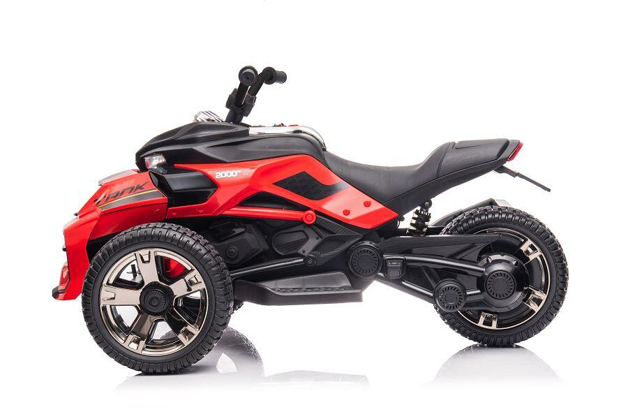 Ein rot-schwarzes elektrisches dreirädriges Kinderfahrzeug mit groben Reifen auf weißem Hintergrund.