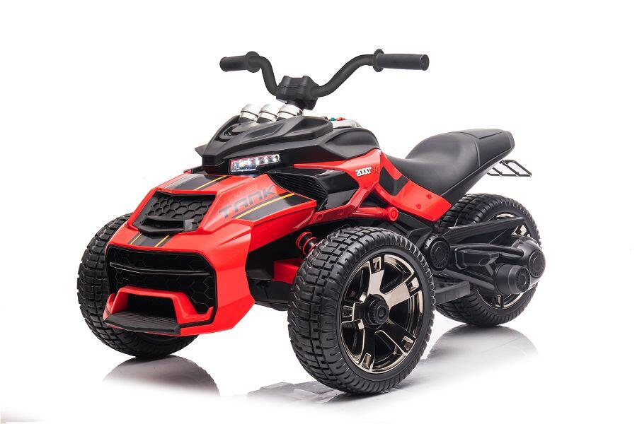 Ein rot-schwarzes motorisiertes Kinder-Quad mit großen Rädern, Lenker und Sitz vor weißem Hintergrund.