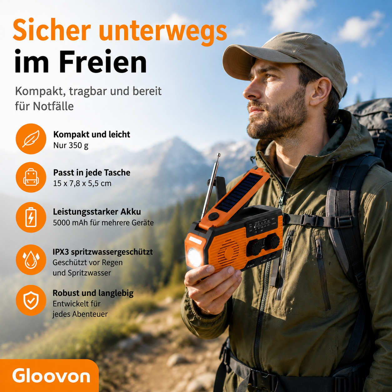 Ein Wanderer hält ein orangefarbenes Notfallradio mit integrierter Taschenlampe vor Bergkulisse.