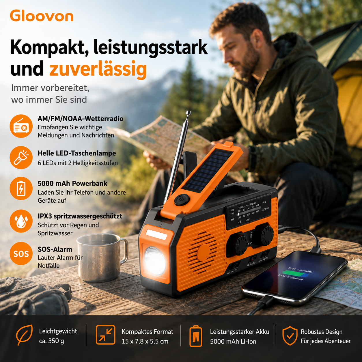 Eine orange Notfallradio-Powerbank mit LED-Taschenlampe und Solarpanel auf einem Holztisch, im Hintergrund ein Camper.