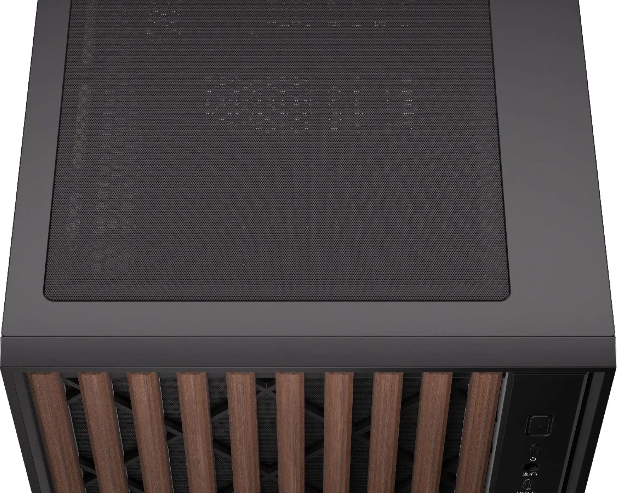 Vista dall'alto di un case per PC nero con griglia in rete e listelli di legno verticali sul pannello frontale.