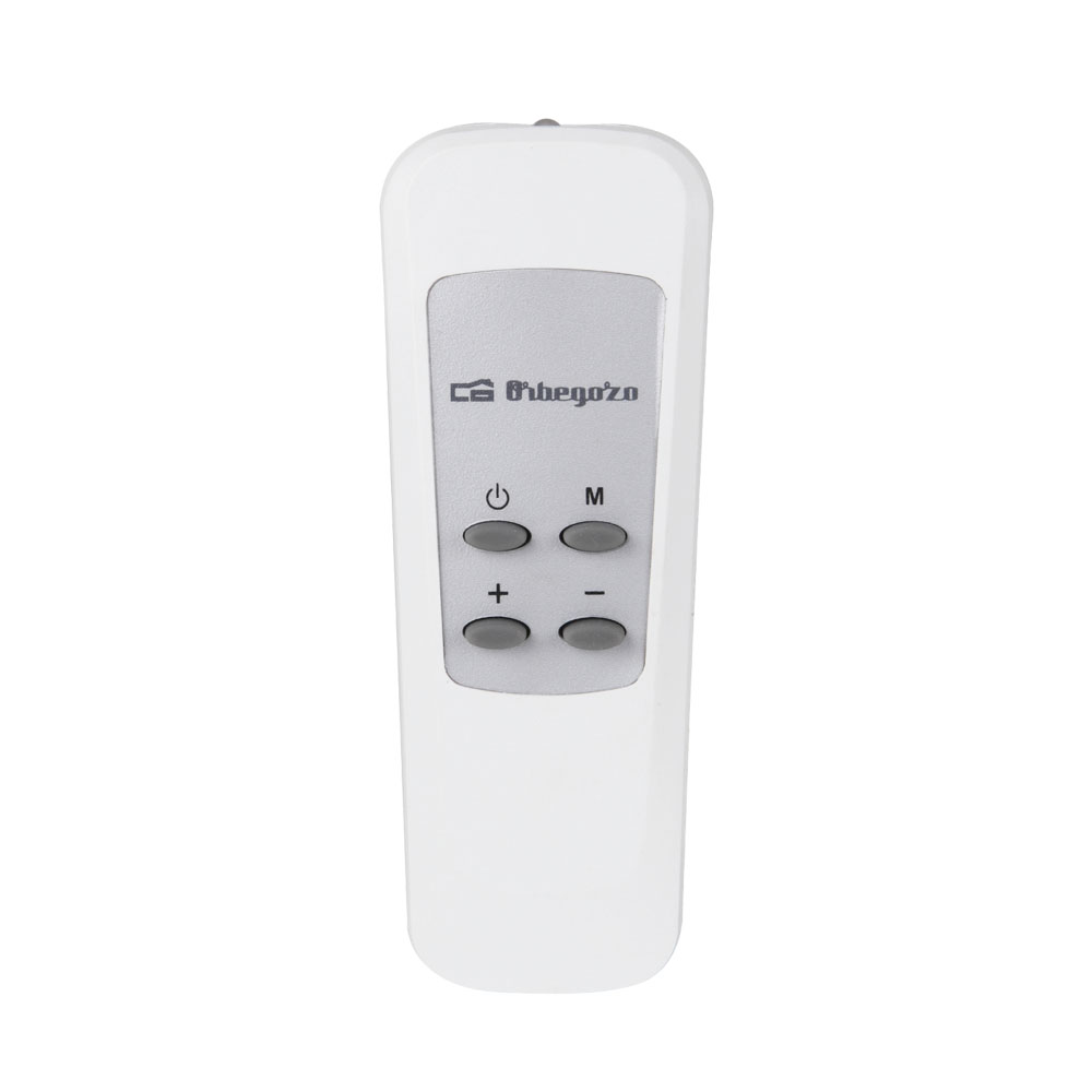 Un telecomando bianco Orbegozo con quattro pulsanti grigi e logo su pannello grigio, su sfondo bianco.