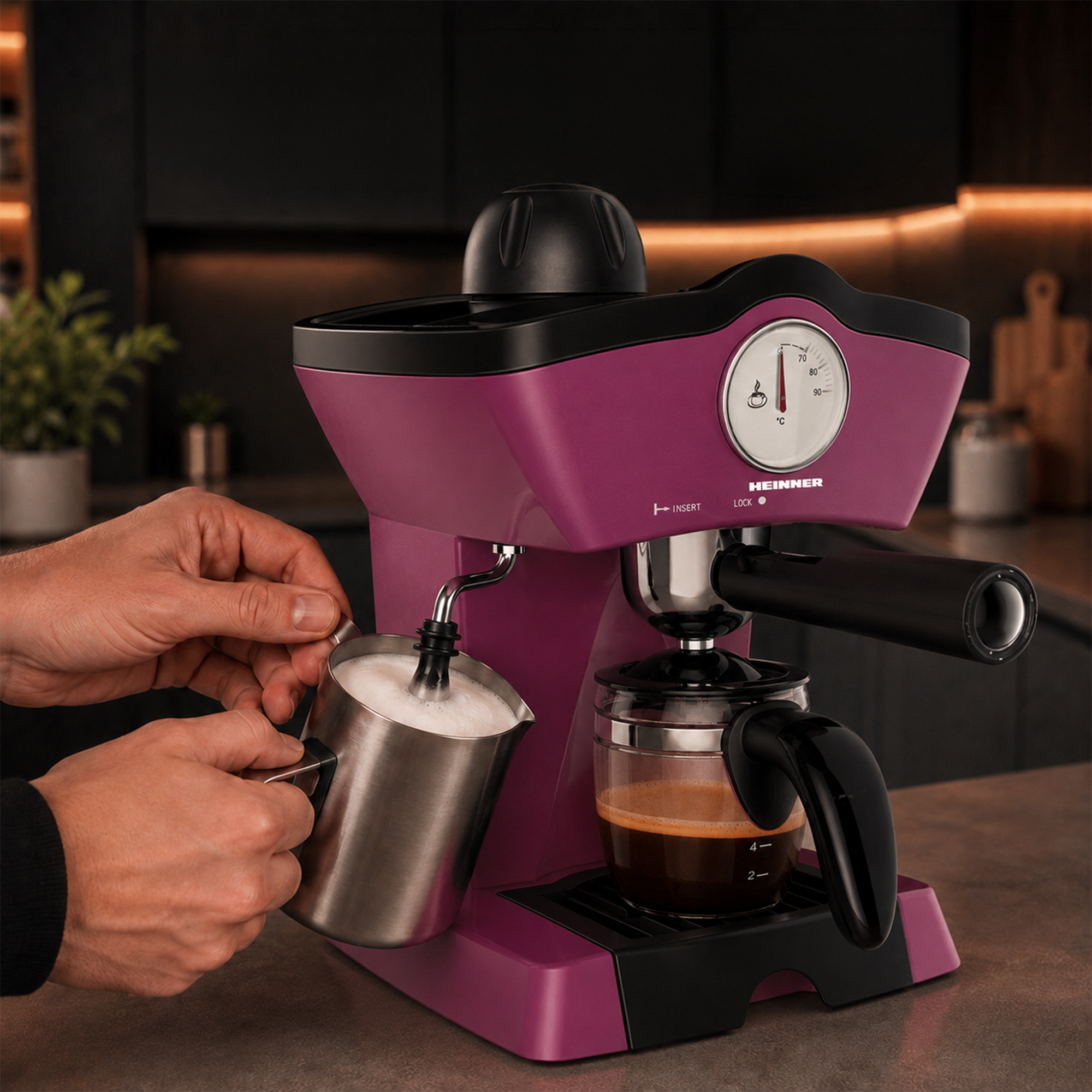 Eine Person nutzt eine violette Espressomaschine, um Milch in einer Kanne aufzuschäumen.
