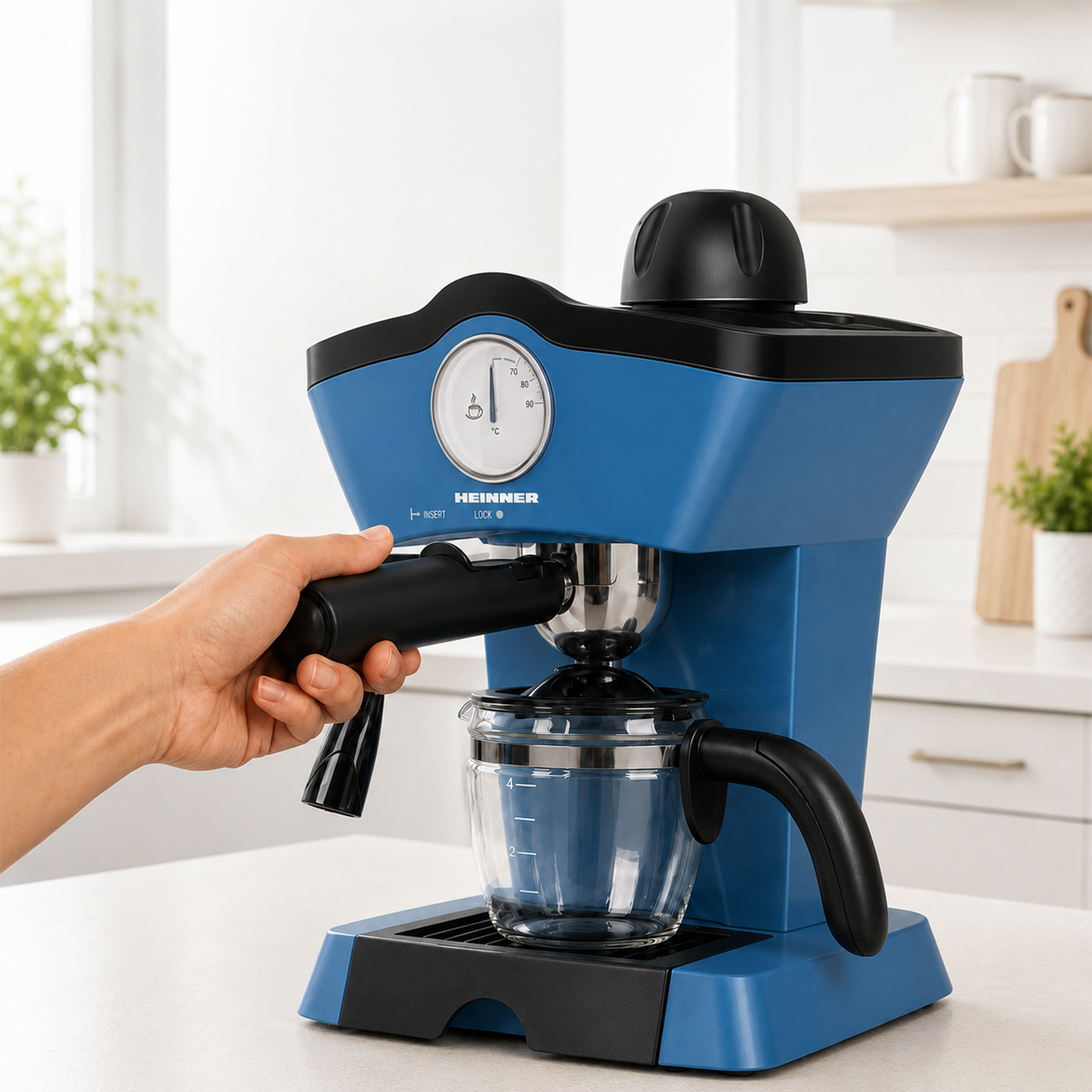 Blaue Heinner Espressomaschine in einer Küche, eine Hand hält den Siebträger.