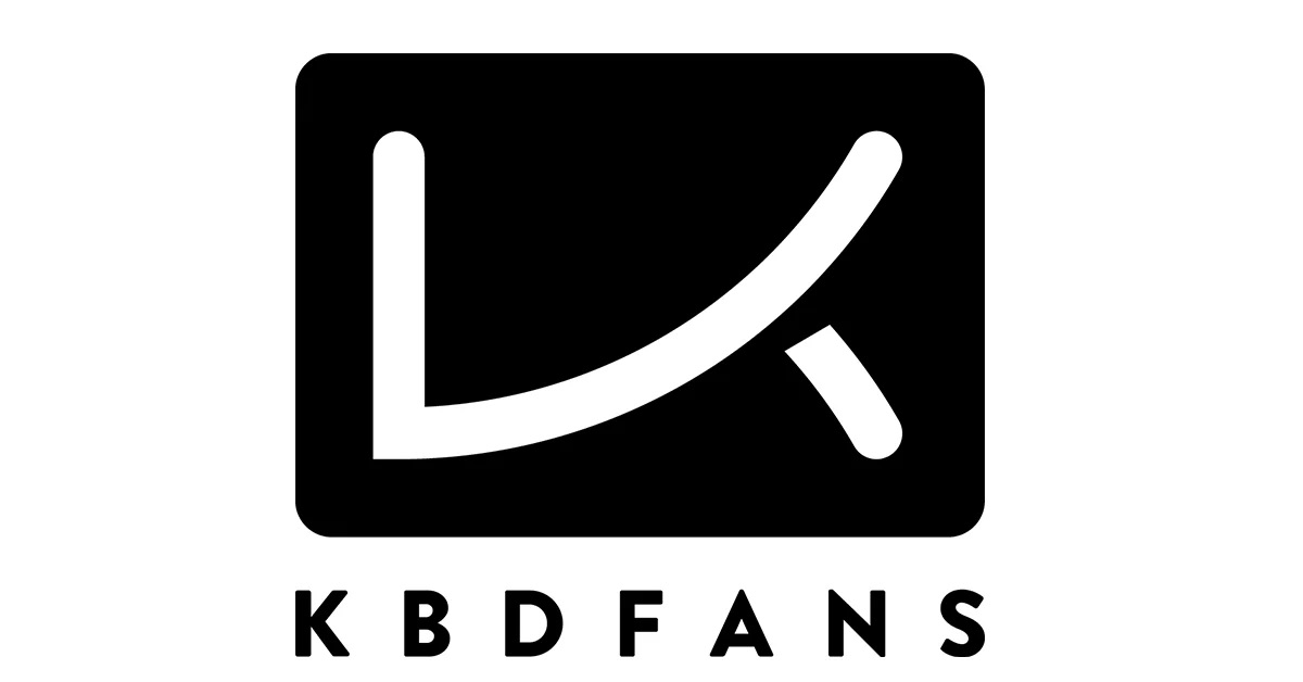 Logo przedstawia biały symbol w czarnym, zaokrąglonym prostokącie z napisem KBDFANS poniżej.