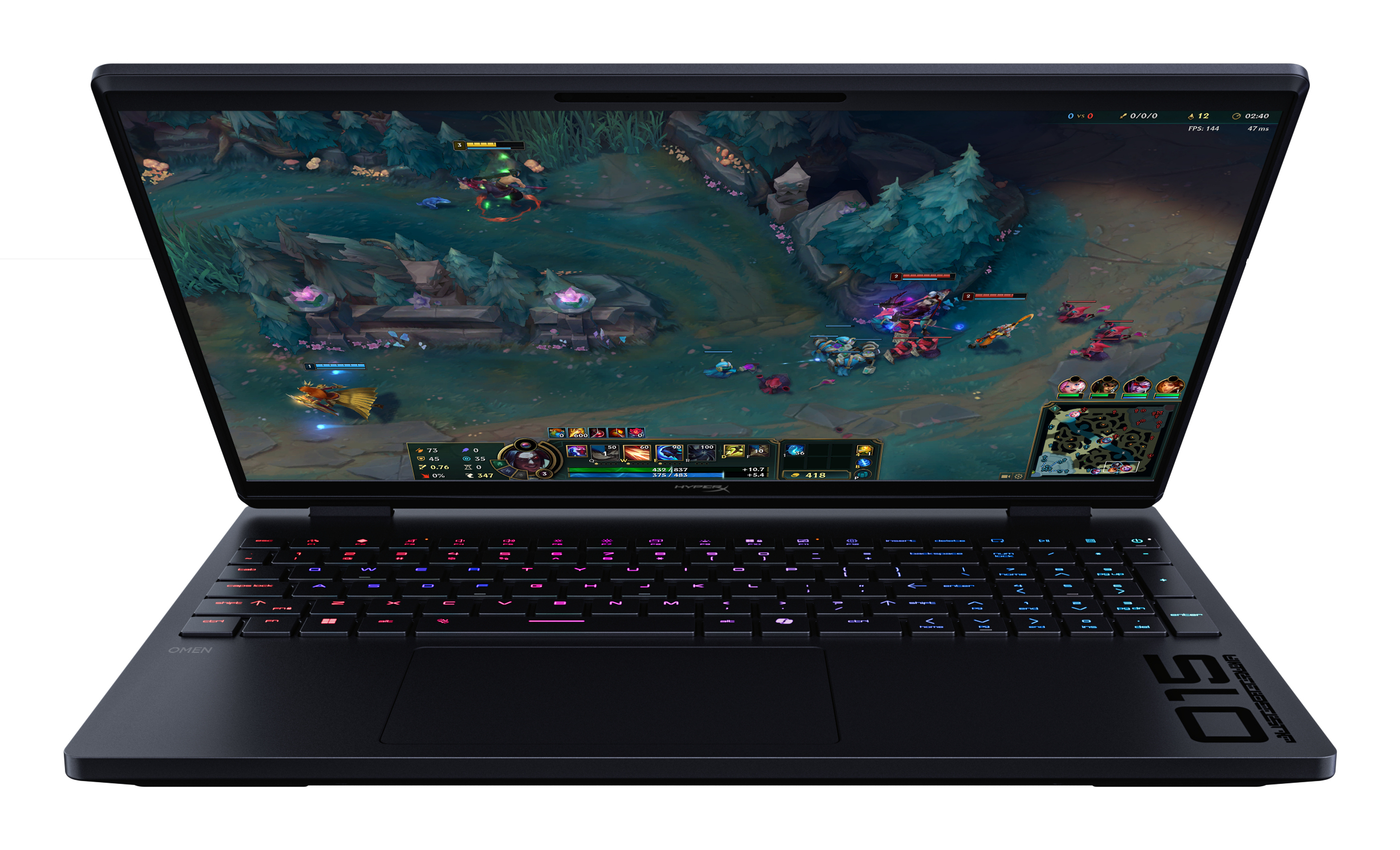 Un computer portatile da gioco nero aperto mostra un videogioco fantasy e una tastiera retroilluminata rosa.