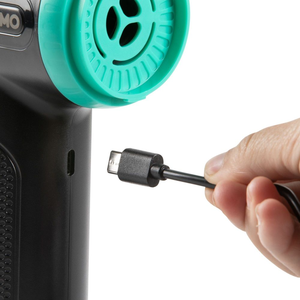 Una mano collega un cavo USB-C nero alla porta di un dispositivo nero e turchese.