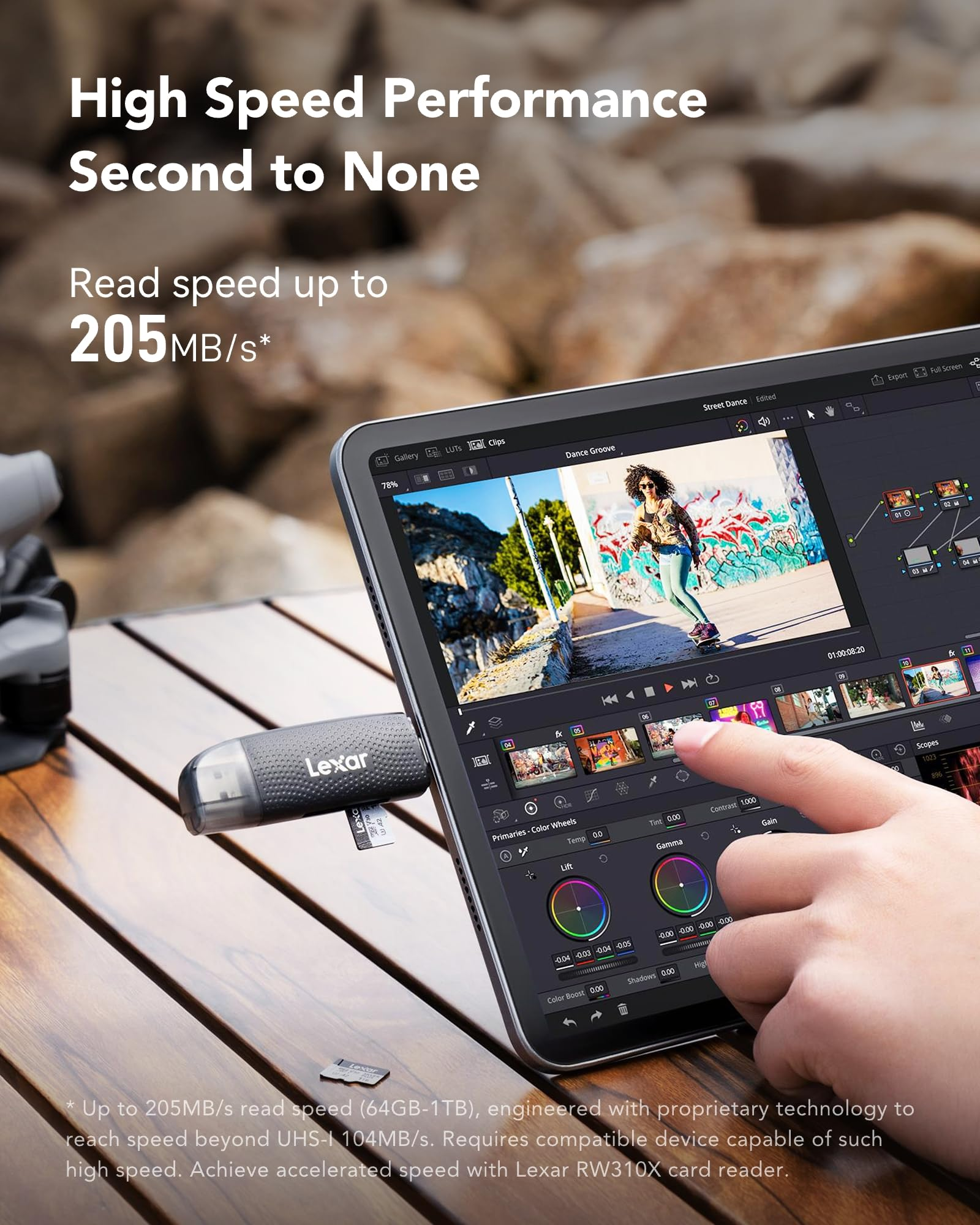 Un lecteur de carte USB Lexar branché sur une tablette affiche un logiciel de montage vidéo.