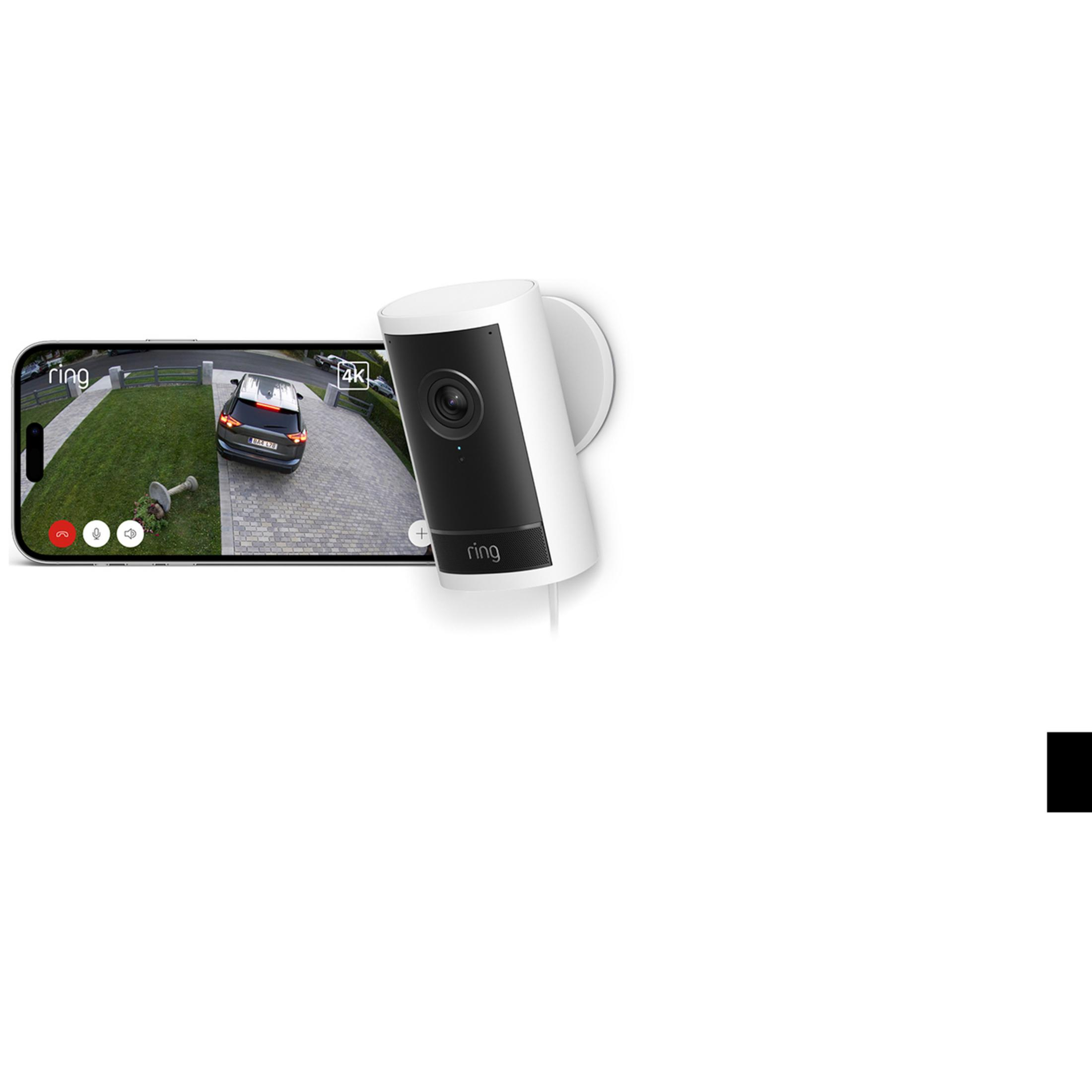 Una telecamera di sicurezza Ring bianca e uno smartphone mostrano il video di un vialetto con auto.