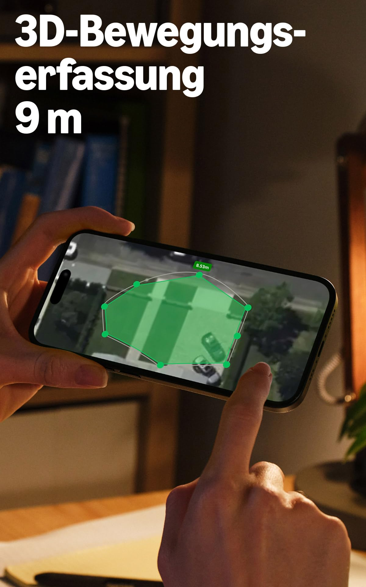 Uno smartphone mostra un'area di tracciamento 3D verde, con testo tedesco in alto.