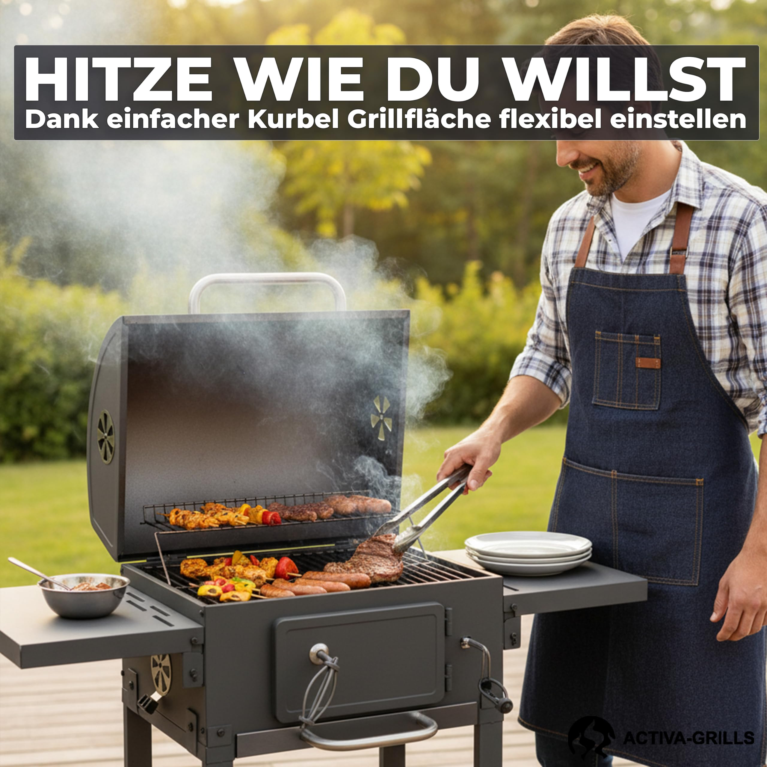 Un homme en chemise à carreaux et tablier en jean fait griller de la viande et des brochettes sur un barbecue.