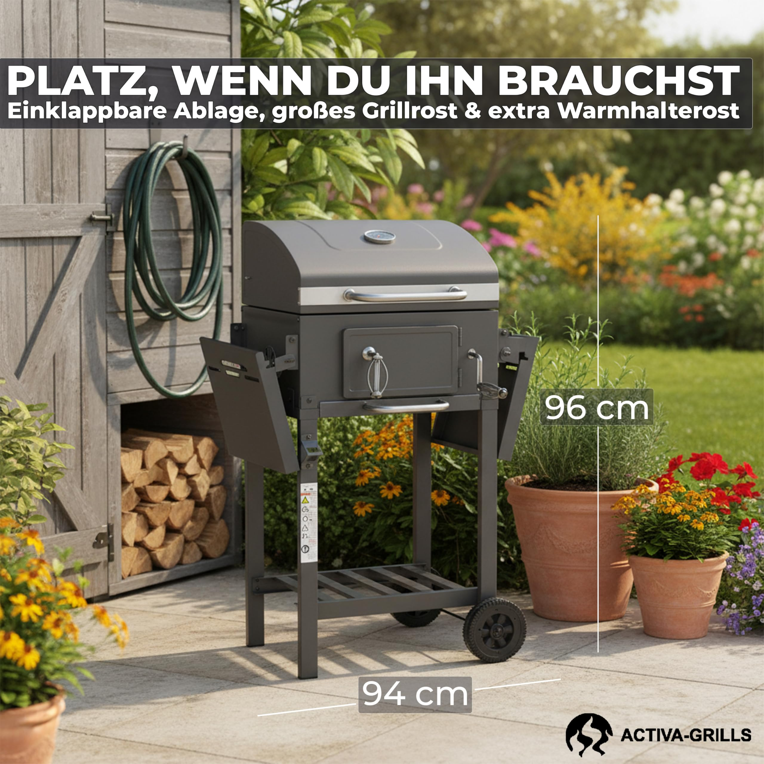 Un barbecue au charbon gris sur une terrasse avec tablettes latérales pliantes et une hauteur de 96 cm.