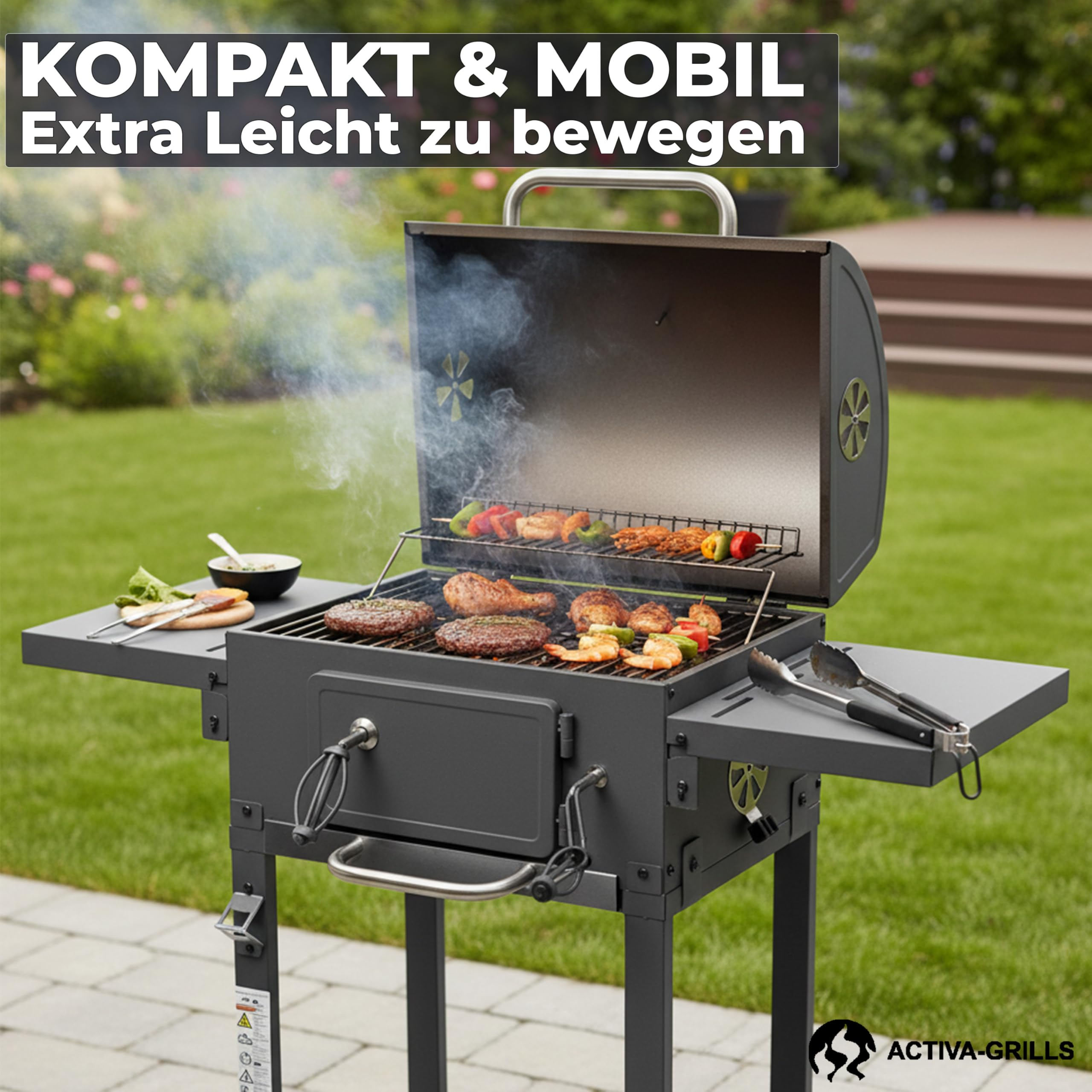 Un barbecue à charbon gris avec de la viande fumante et des brochettes de légumes se trouve sur une terrasse.