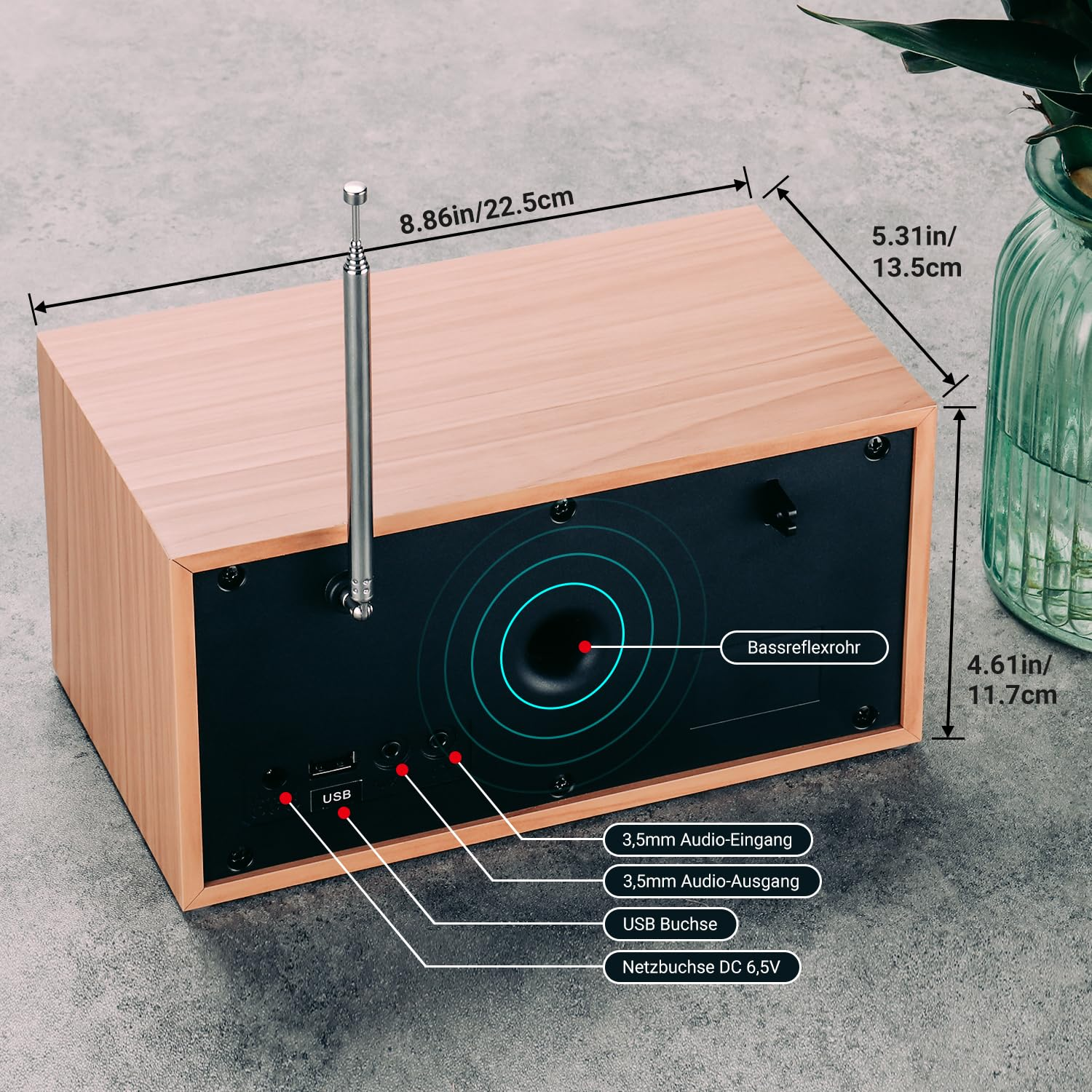Radio con finitura in legno, antenna estendibile e dimensioni su sfondo grigio.