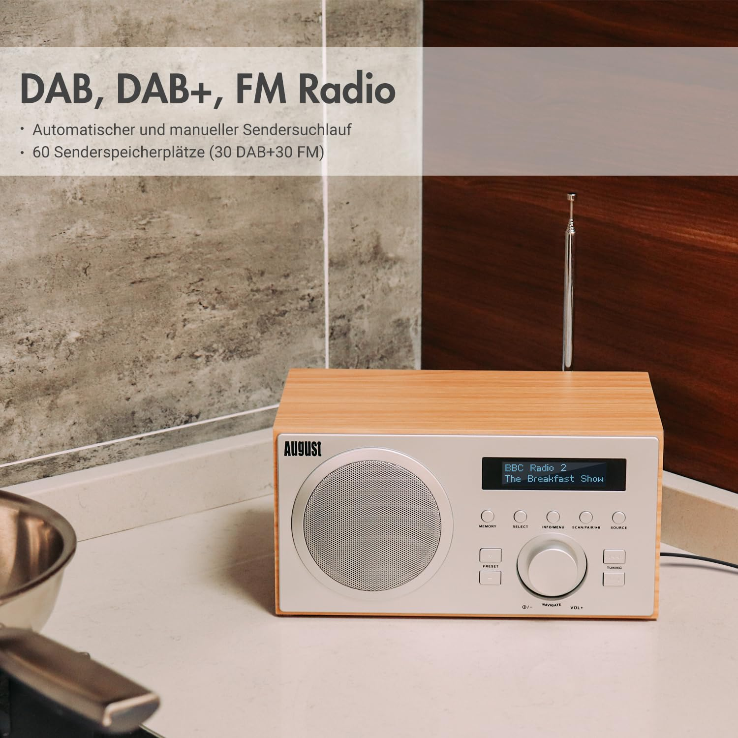 Radio August in legno con comandi digitali, display e antenna su un piano di lavoro della cucina.