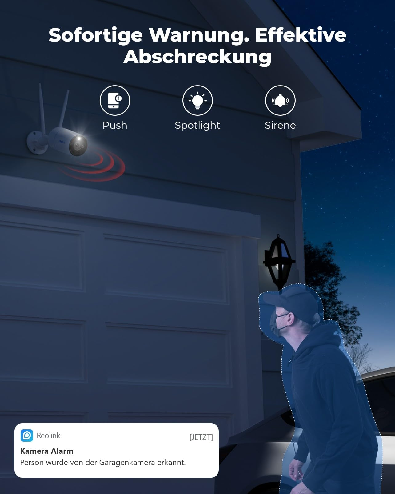 Telecamera di sicurezza su una parete avvisa di una persona rilevata nel cortile notturno.