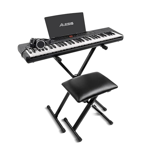 Una tastiera elettronica Alesis nera su supporto a X con panca abbinata e cuffie sui tasti, su sfondo bianco.