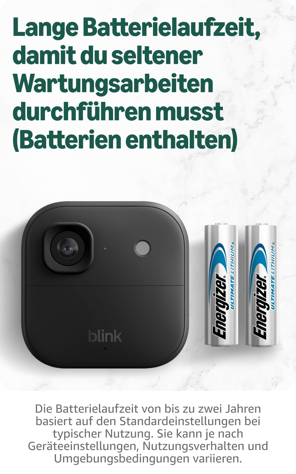 Una telecamera di sicurezza Blink nera accanto a due batterie Energizer su sfondo di marmo chiaro.