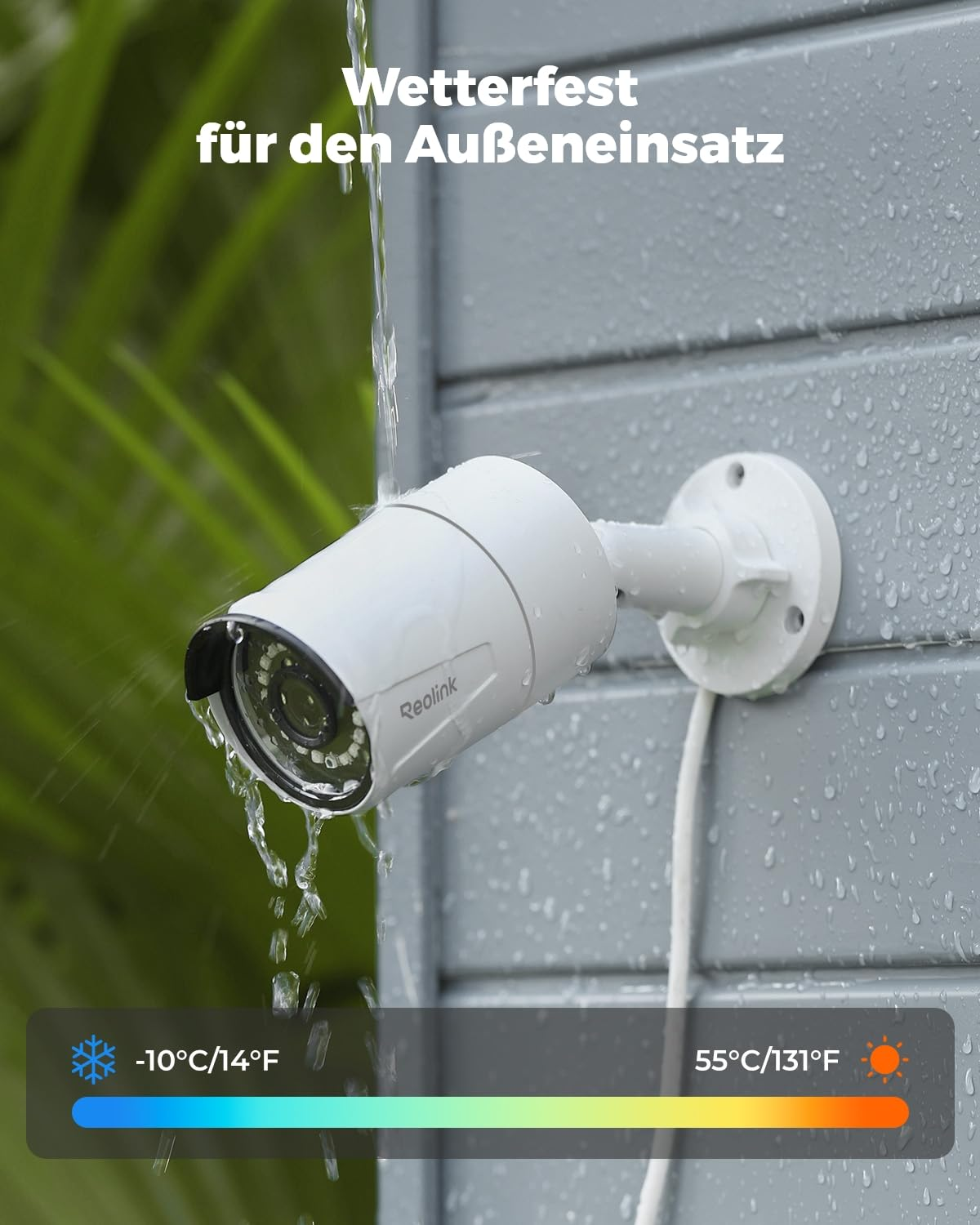 Telecamera di sicurezza bianca Reolink resistente alle intemperie sotto la pioggia.