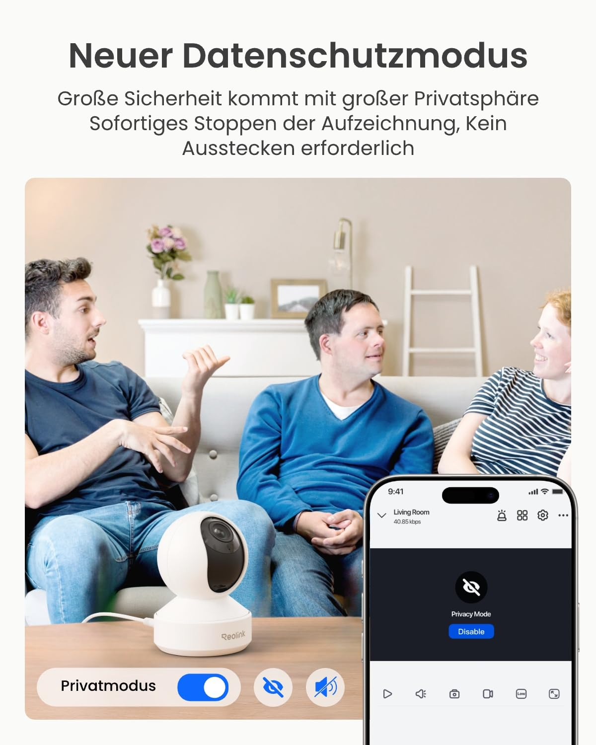 Tre persone siedono sul divano accanto a una telecamera di sicurezza Reolink con privacy attivata.