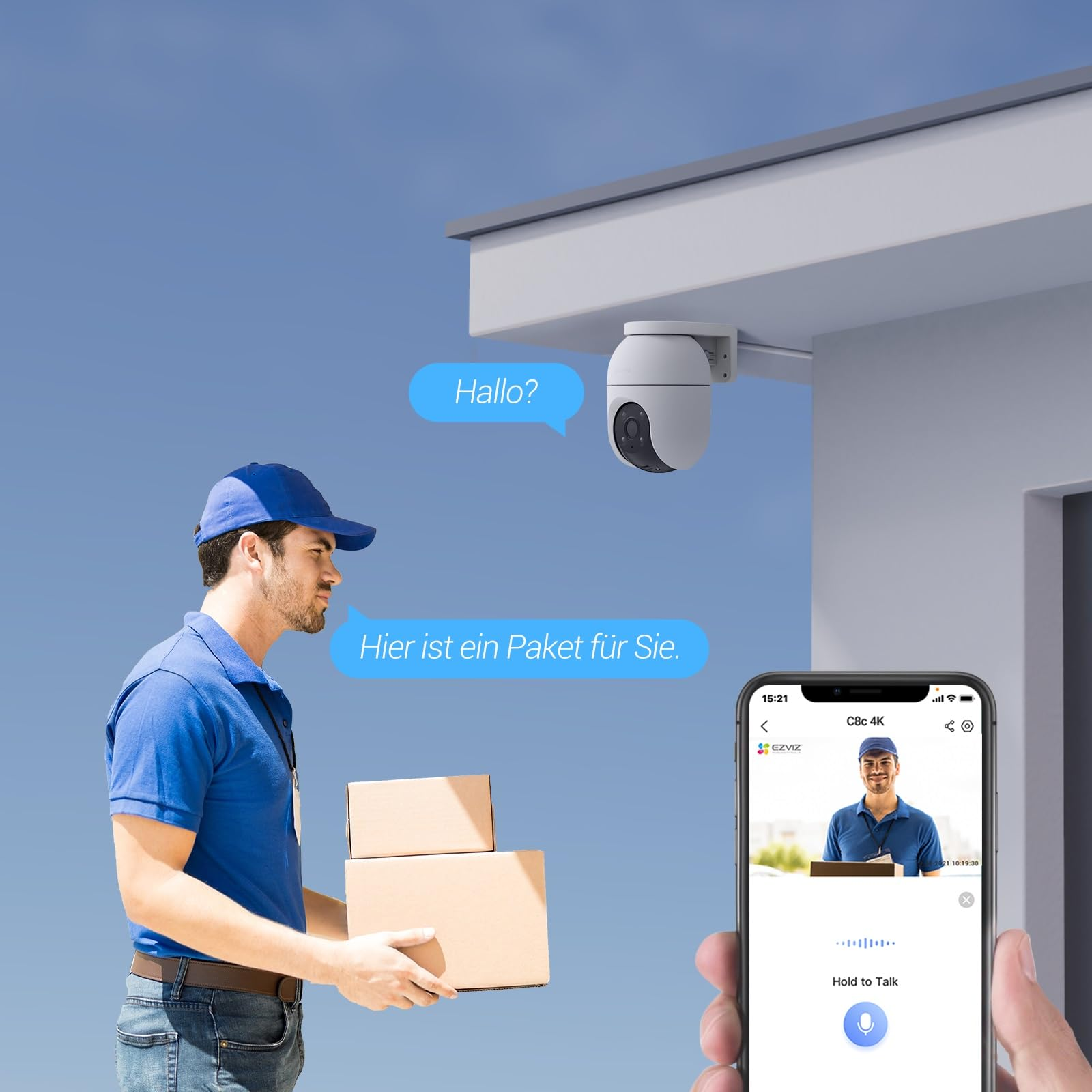 Un corriere con pacchi parla tramite una telecamera da esterno con una persona su uno smartphone.