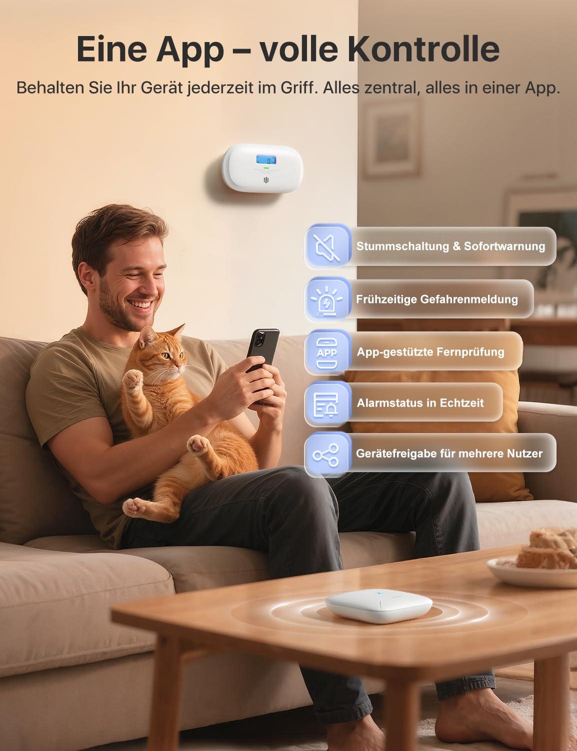 Un homme assis sur un canapé avec un chat utilise une application mobile près de dispositifs intelligents.