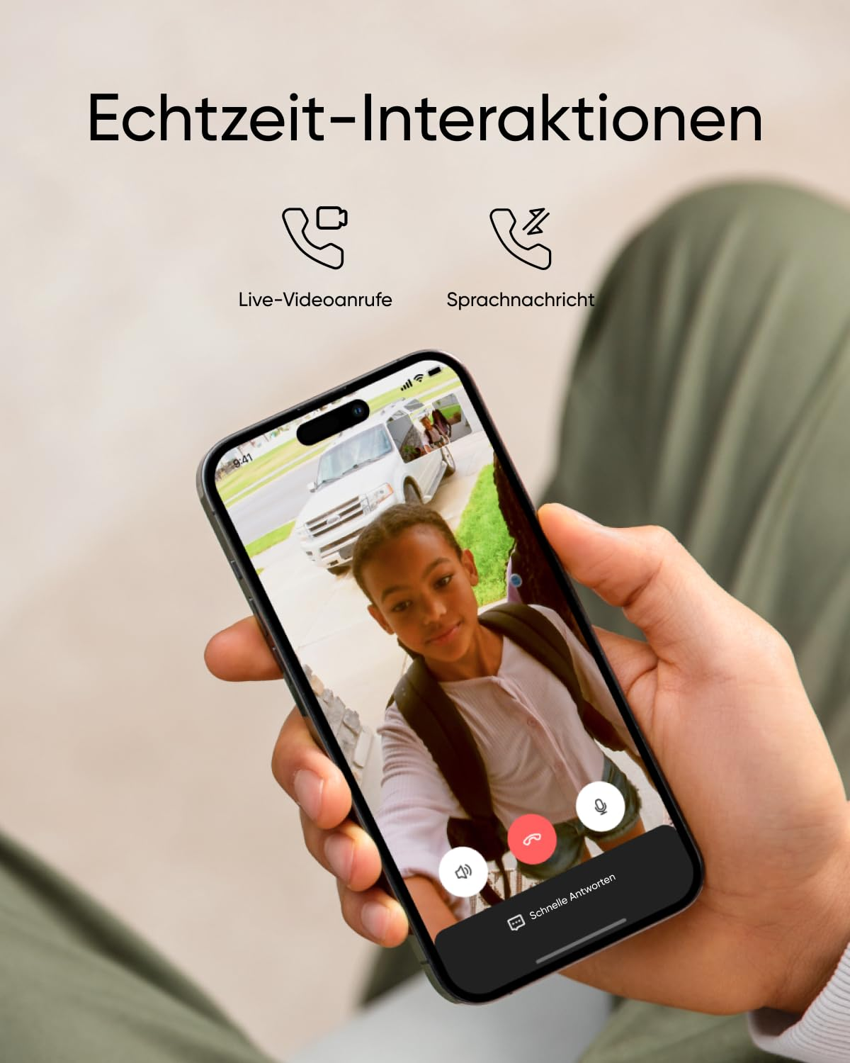 Smartphone in der Hand zeigt einen Videoanruf mit einem Kind und einem Auto im Hintergrund.