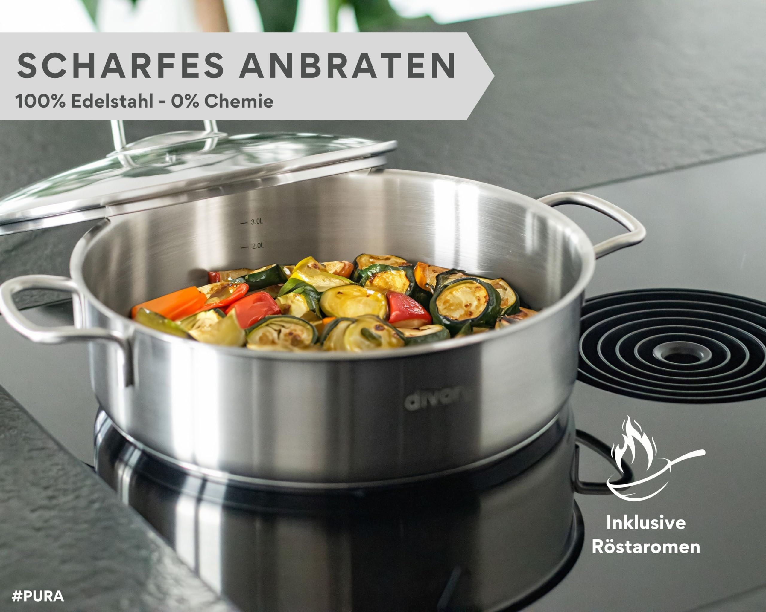 Poêle en acier inoxydable sur plaque à induction noire avec légumes et couvercle.