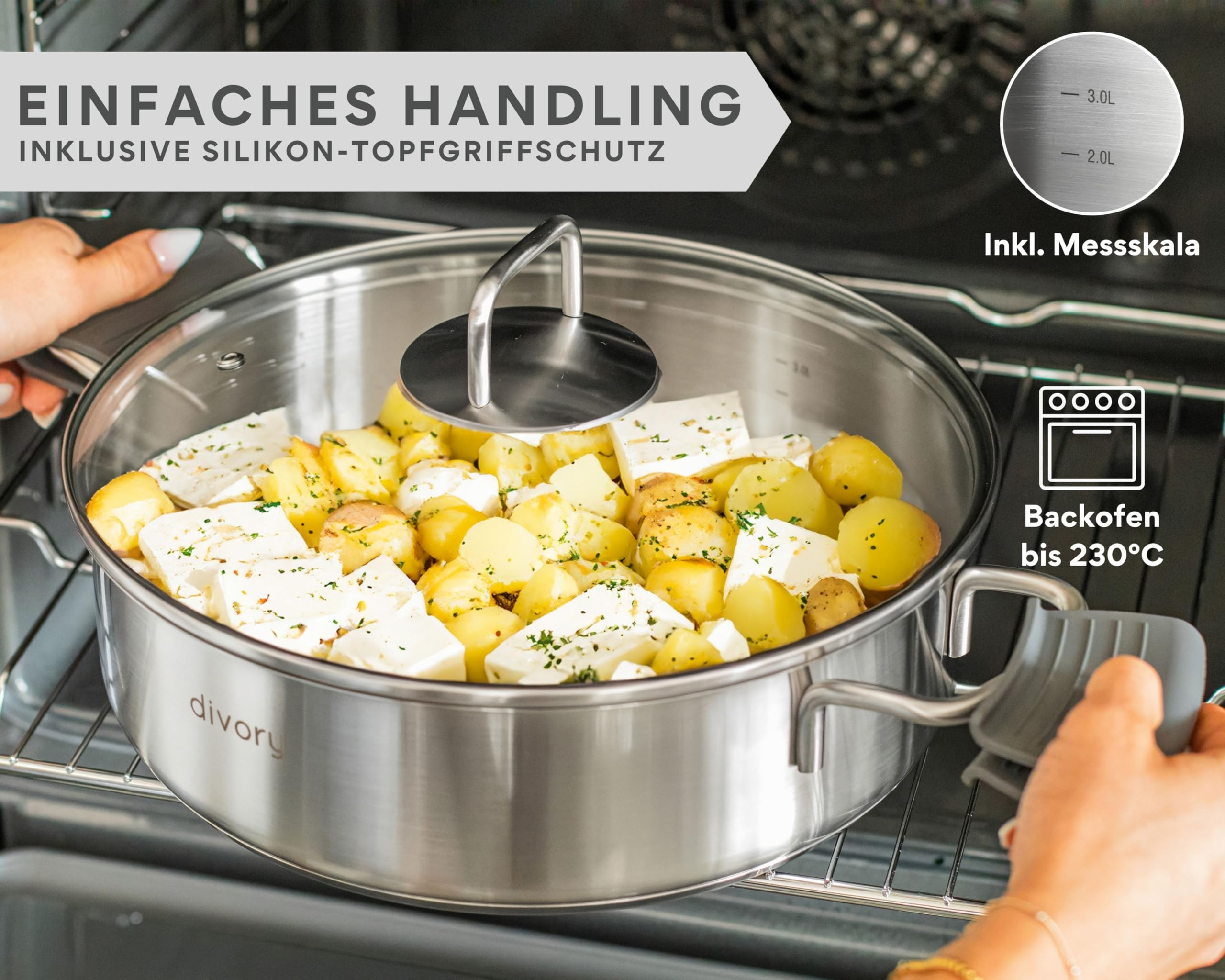 Poêle en inox avec pommes de terre et feta placée dans le four.