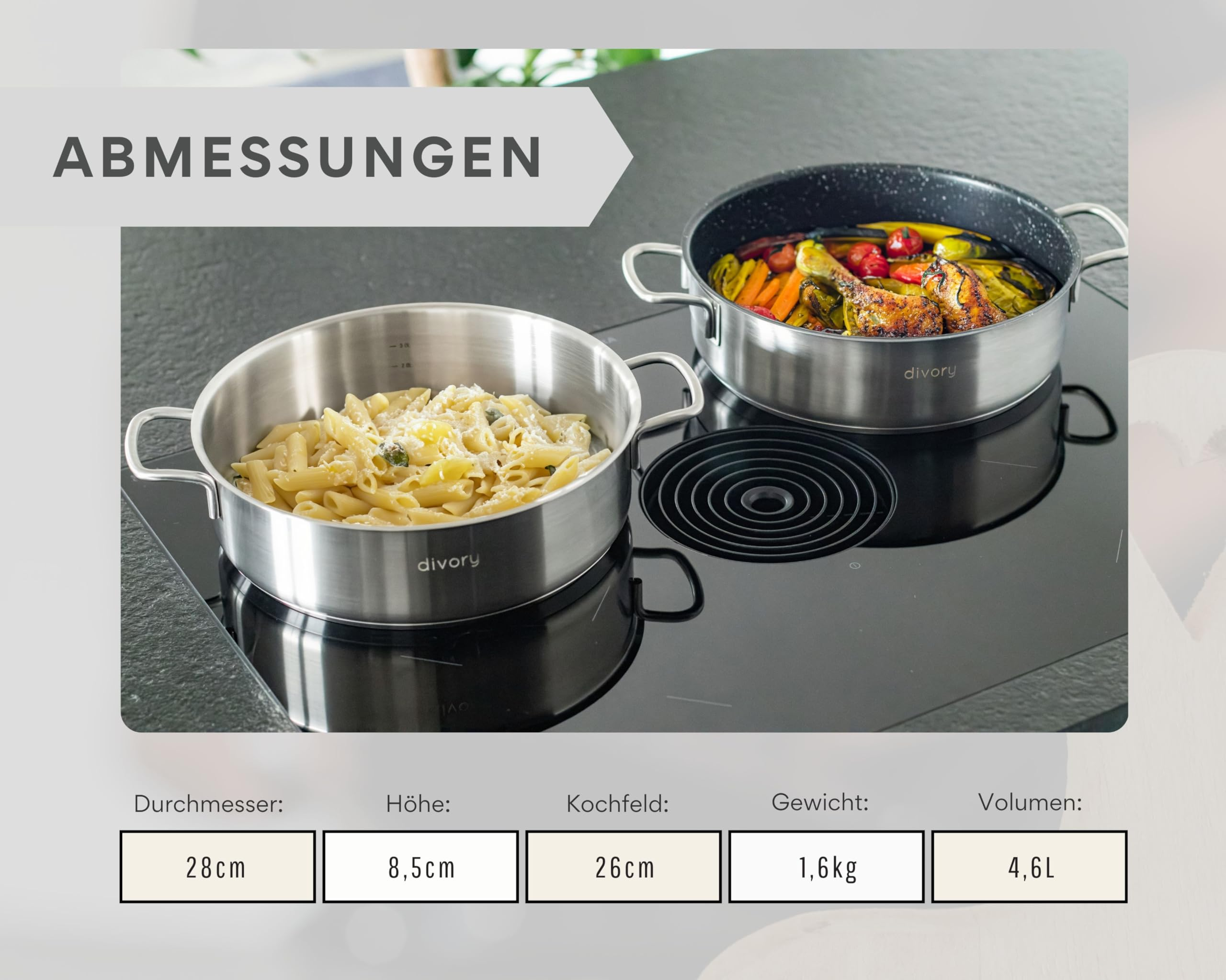 Deux casseroles en acier inoxydable avec pâtes et légumes sur une table de cuisson à induction noire.