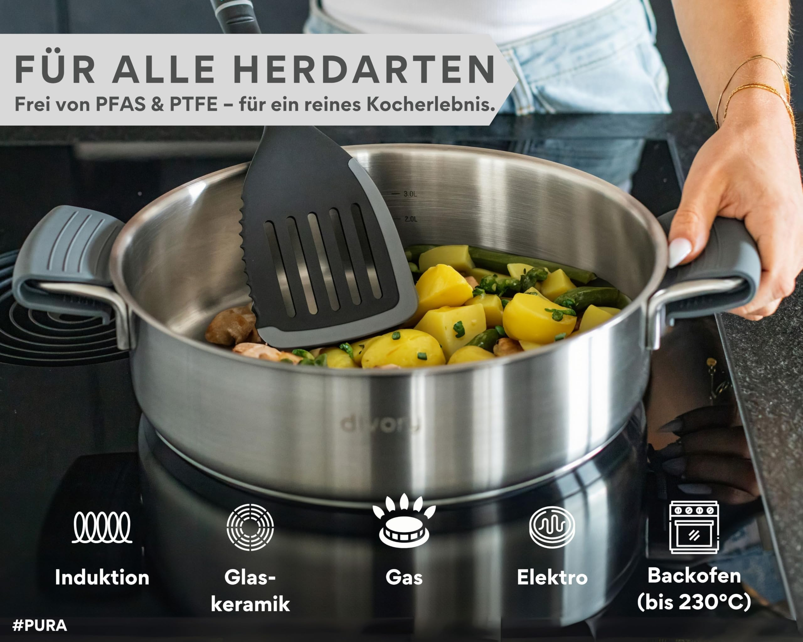 Casserole en inox sur table de cuisson avec légumes et spatule noire. Texte et symboles.