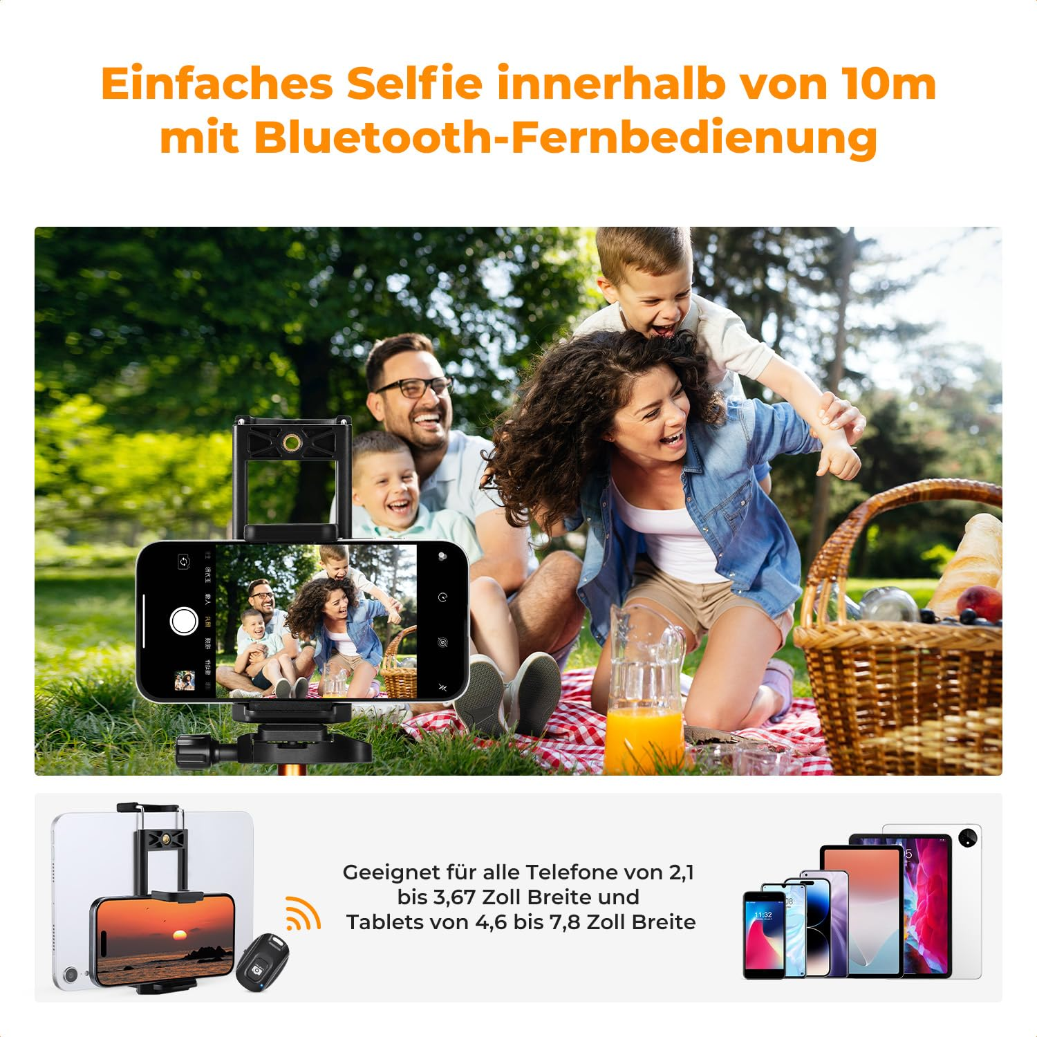 Eine glückliche Familie genießt ein Picknick im Park, aufgenommen mit einem Smartphone auf Stativ.