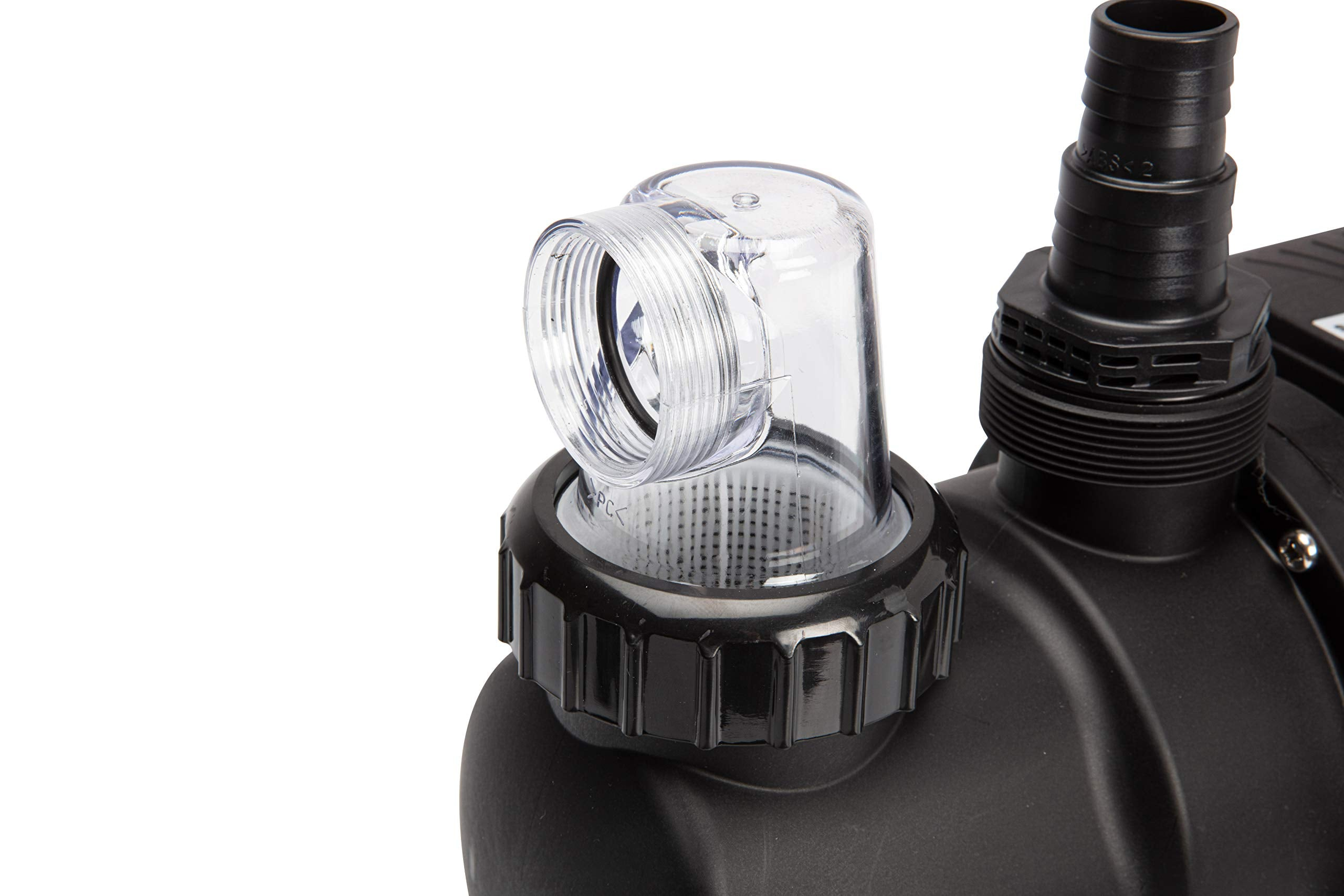 Gros plan d'une pompe à eau noire dotée d'une chambre de préfiltre en plastique transparent.