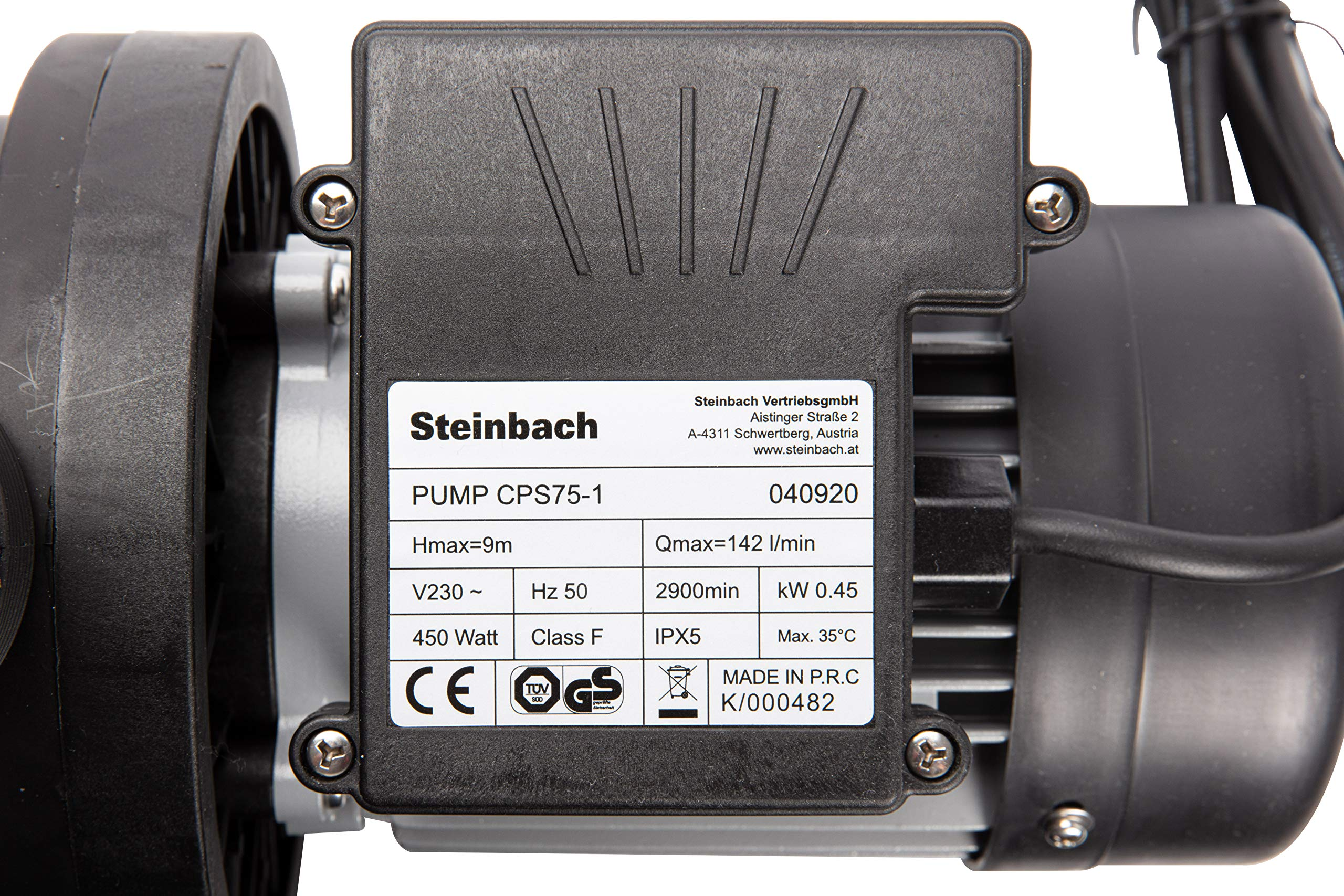 Une étiquette de spécifications techniques sur une pompe noire Steinbach affiche les données de performance.
